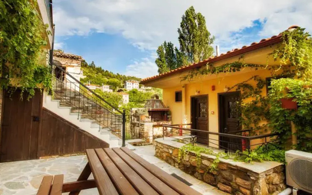 Отель Oreiades Guesthouse вид на фасад