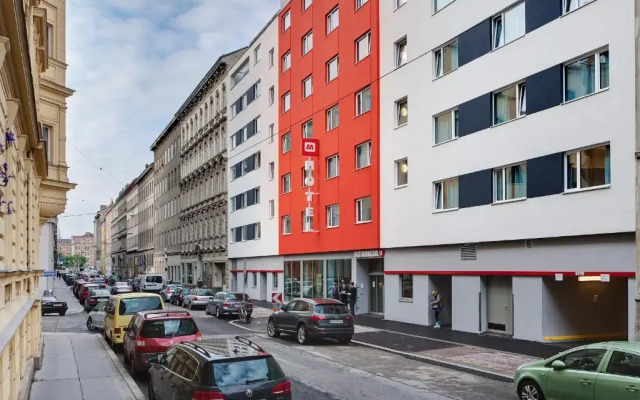 Отель MEININGER Hotel Wien Downtown Franz Австрия, Вена - 5 отзывов об отеле, цены и фото номеров - забронировать отель MEININGER Hotel Wien Downtown Franz онлайн вид на фасад