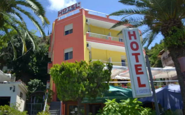 Hotel Alpine вид на фасад