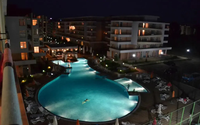 Апартаменты Apartment in Grand Kamelia вид на фасад