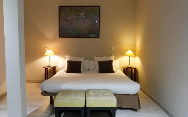 Отель Escala Suites комната для гостей