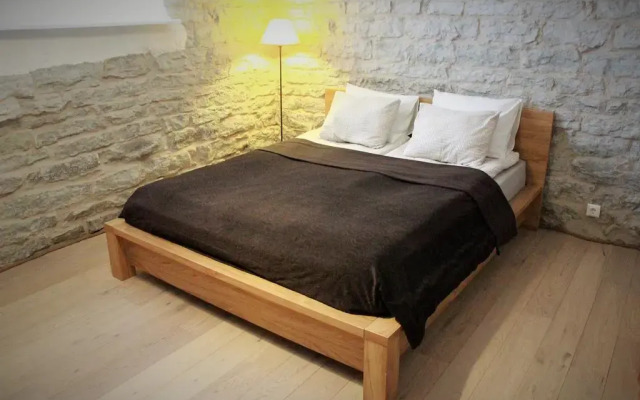 Апартаменты Komeedi Apartment комната для гостей