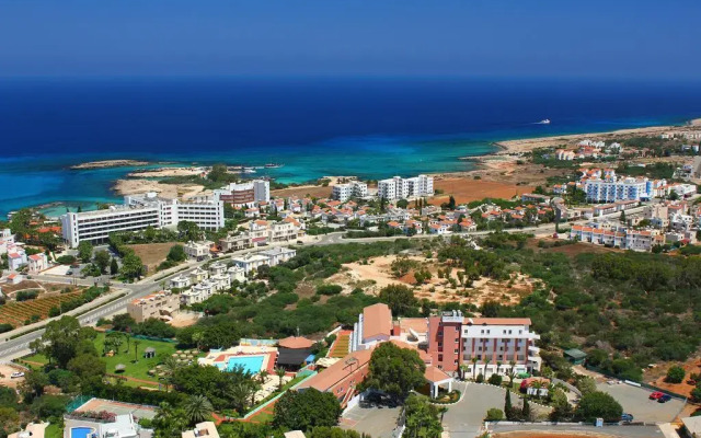 Adelais Bay Hotel пляж