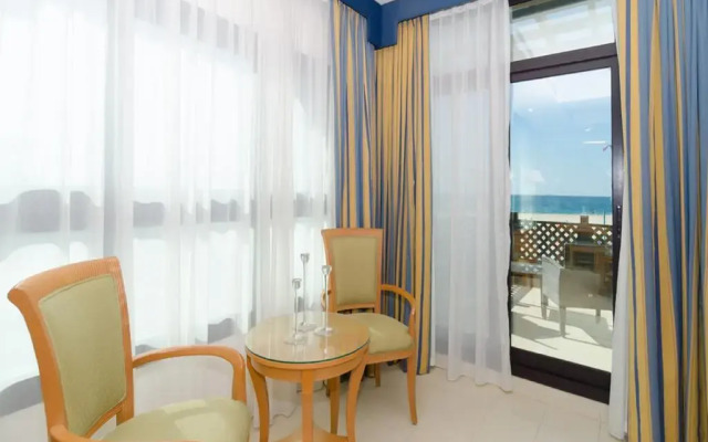 Отель Roda Beach Resort комната для гостей
