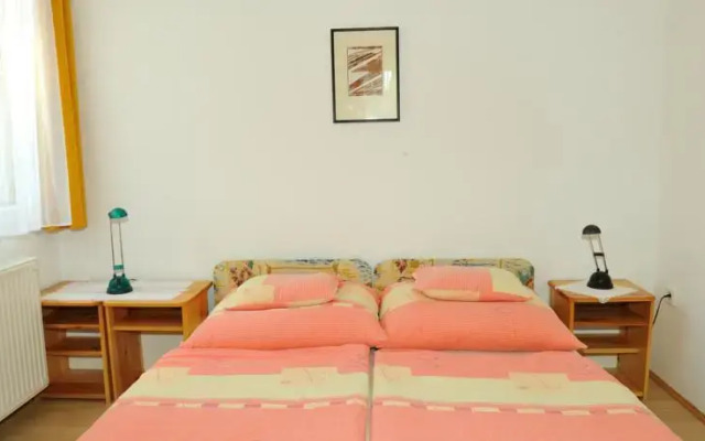 Отель Betti Apartman Хевиз комната для гостей