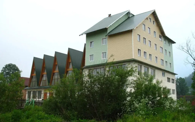 Гостиница Tourkomplex Karpaty вид на фасад