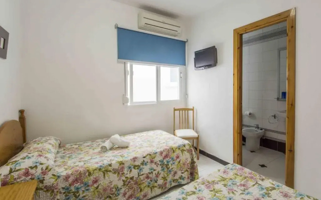 Отель Hostal Pericón Испания, Кониль-де-ла-Фронтера - отзывы, цены и фото номеров - забронировать отель Hostal Pericón онлайн комната для гостей