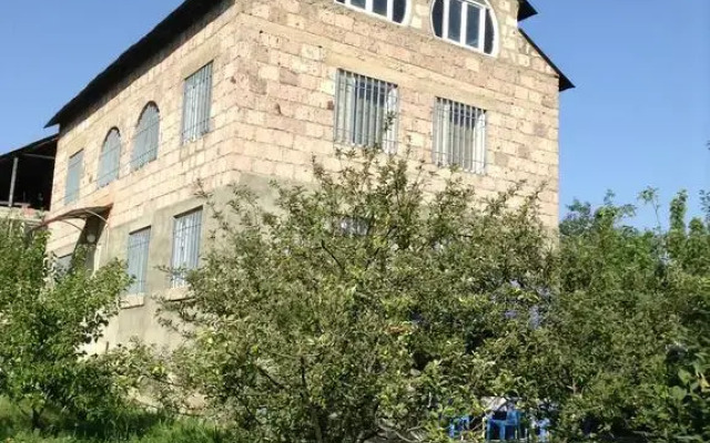 Отель Em&Ri Guest House in Odzun вид на фасад