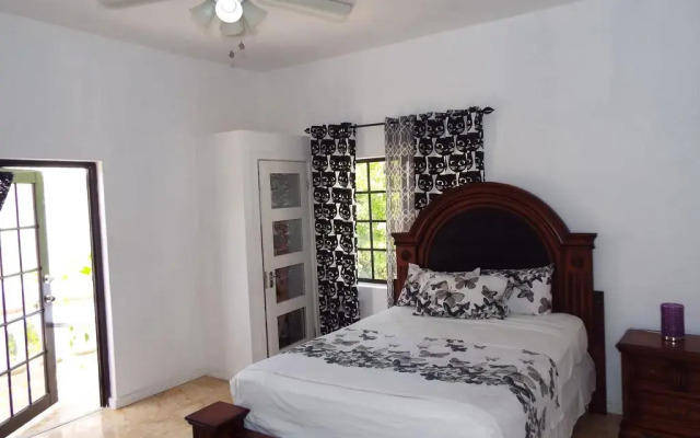 Отель Little Savoy Guest House Ямайка, Ранавей-Бей - отзывы, цены и фото номеров - забронировать отель Little Savoy Guest House онлайн комната для гостей