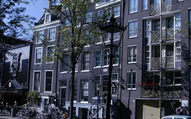 Hotel 83