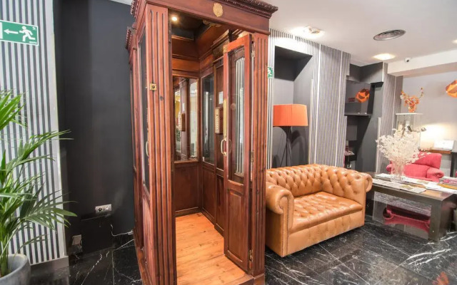 Отель Petit Palace Puerta del Sol вид на фасад