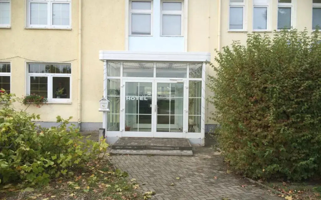 Hotel am Flugplatz Magdeburg вид на фасад