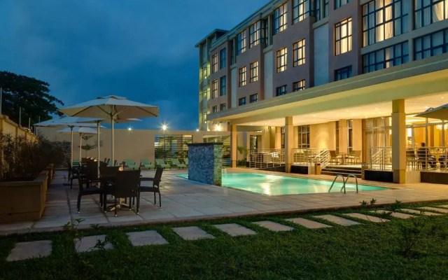 Protea Hotel Select Emotan вид на фасад