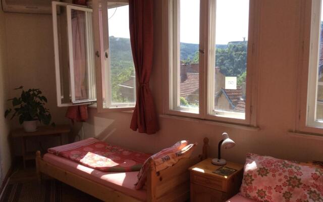 Отель Guest House Veliko Tarnovo Болгария, Велико Тырново - отзывы, цены и фото номеров - забронировать отель Guest House Veliko Tarnovo онлайн комната для гостей