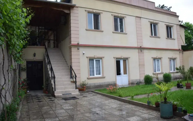 Crossway Tbilisi Hotel вид на фасад