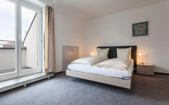 Апартаменты EMA House Serviced Apartments, Seefeld комната для гостей