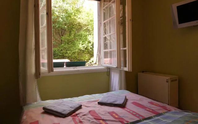 Hostel and Apartments Skadarlija Sunrise комната для гостей