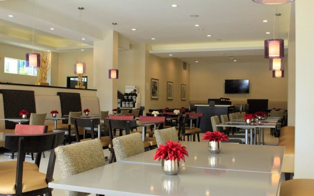 Holiday Inn Express & Suites Anaheim Resort Area 1
