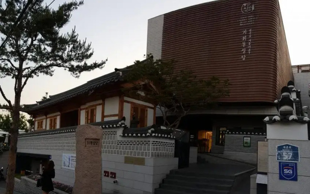 Отель Hue Hanok Guesthouse Южная Корея, Сеул - отзывы, цены и фото номеров - забронировать отель Hue Hanok Guesthouse онлайн вид на фасад