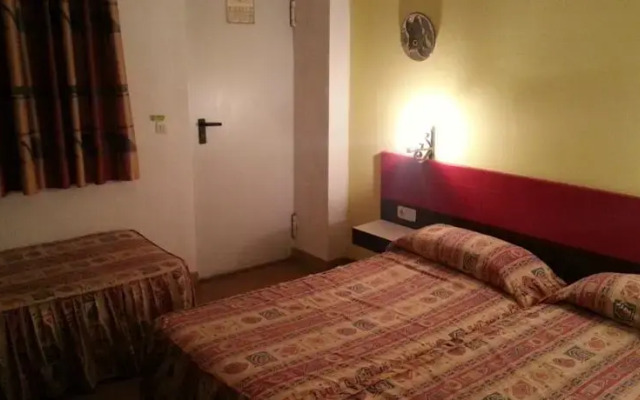 Отель Hostal Mestral Испания, Льорет-де-Мар - отзывы, цены и фото номеров - забронировать отель Hostal Mestral онлайн комната для гостей