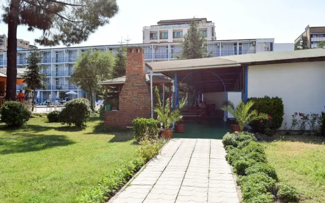 Отель Balaton Hotel Болгария, Солнечный берег - 1 отзыв об отеле, цены и фото номеров - забронировать отель Balaton Hotel онлайн вид на фасад