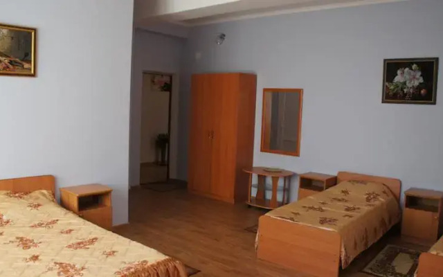 Отель San-mari Лоо комната для гостей