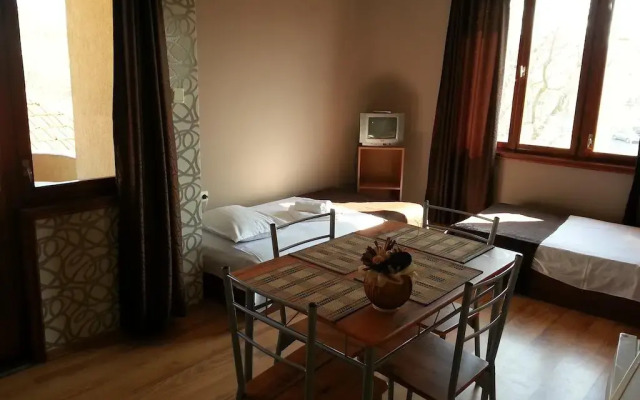 Отель Hristovi Apartments & Studios Болгария, Поморие - отзывы, цены и фото номеров - забронировать отель Hristovi Apartments & Studios онлайн комната для гостей