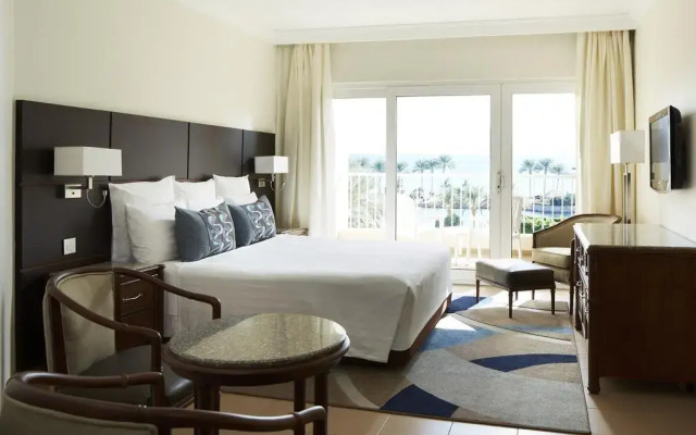 Апартаменты Hurghada Suites & Apartments Serviced by Marriott комната для гостей