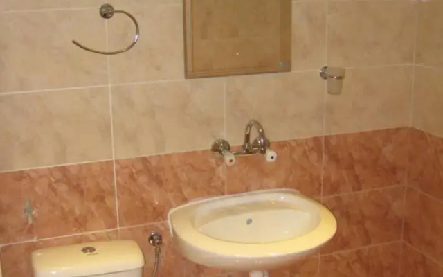 Отель Bedenski Bani Hotel Болгария, Чепеларе - отзывы, цены и фото номеров - забронировать отель Bedenski Bani Hotel онлайн ванная