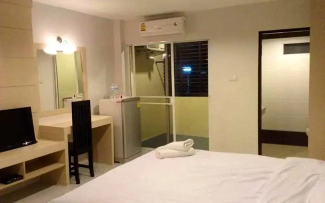 Апартаменты Grand ESIE Service Apartment комната для гостей