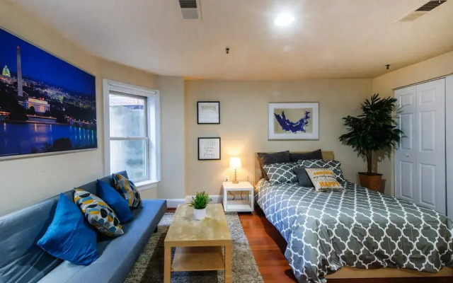 Отель Three Beds and Patio in Dupont Вашингтон комната для гостей