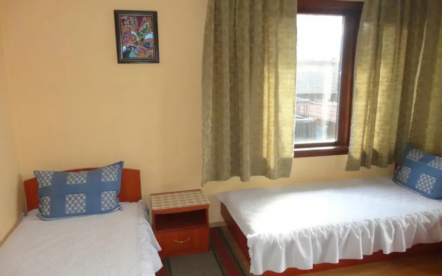 Отель Rai Guest House Шумен комната для гостей