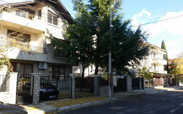 Отель Holiday Home Sarafovo вид на фасад