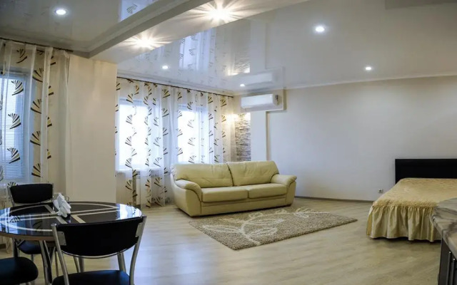 Отель Apartament "Berloga 55" on Zhukova Омск комната для гостей