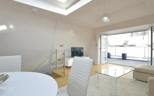 Отель Uber Theatre Land Penthouse комната для гостей