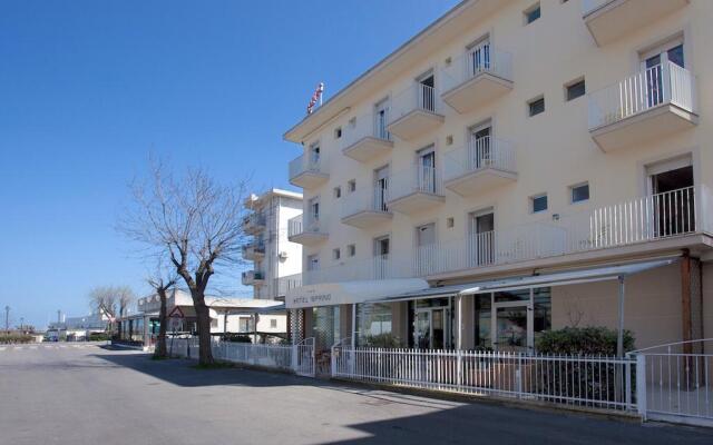 Hotel Spring Римини вид на фасад