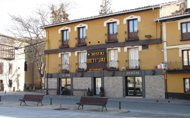 Отель Hostal Beti-jai вид на фасад