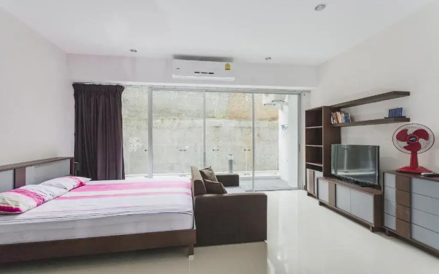 Отель Chic Condo Karon A108 комната для гостей