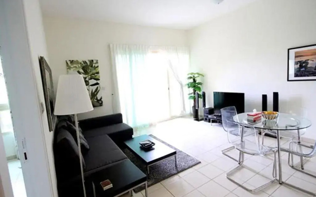 Апартаменты Dubai Apartments The Greens Al Dhafrah комната для гостей