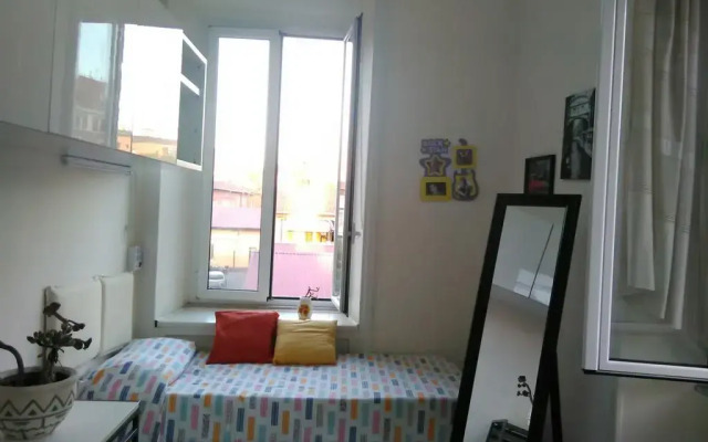 Отель Sunny flat in elegant building close to Colosseum Рим комната для гостей