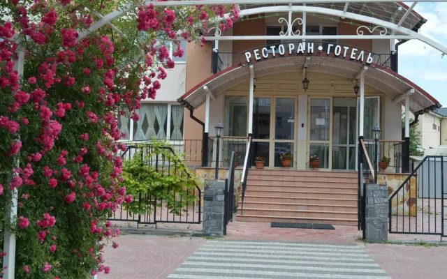 Hotel Ekvator вид на фасад