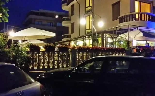 Hotel Continental - Half Board вид на фасад