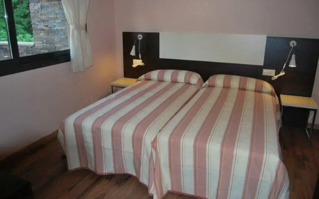 Отель Apartamentos La Farga комната для гостей