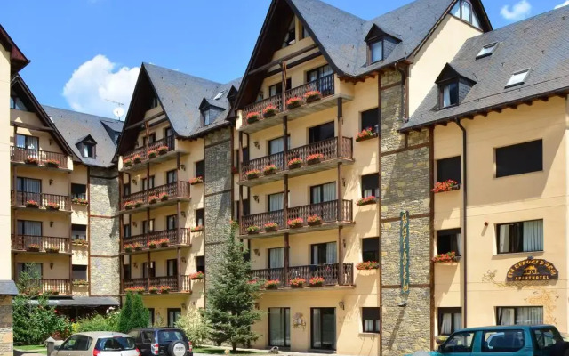 Отель Suite Aparthotel El Refugio de Aran Vielha вид на фасад