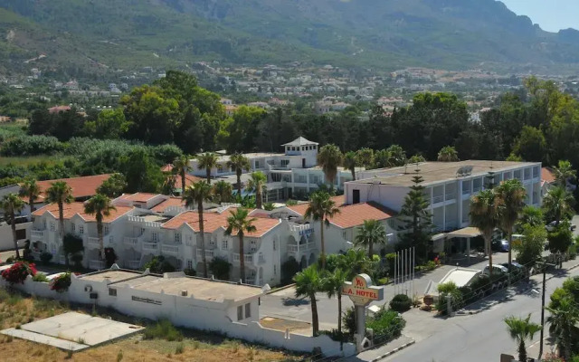 LA Hotel & Resort