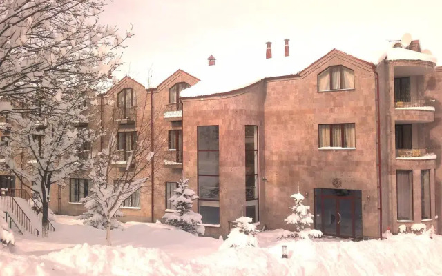 Alpina Hotel вид на фасад