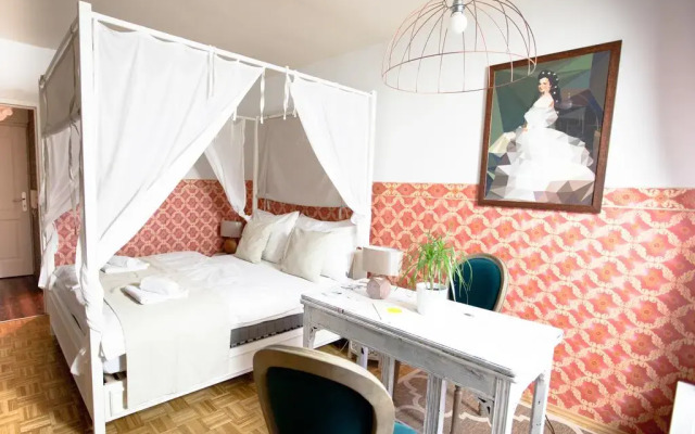 Апартаменты Design-Apartment Karlsplatz with Balcony Вена комната для гостей