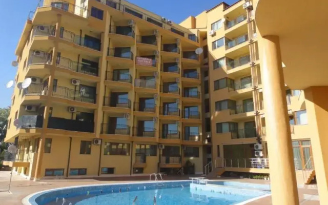 Отель Bulgarienhus Amadeus 5 Apartments Болгария, Солнечный берег - отзывы, цены и фото номеров - забронировать отель Bulgarienhus Amadeus 5 Apartments онлайн вид на фасад