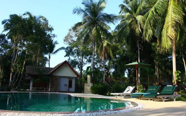 Отель Phalarn Inn Resort бассейн