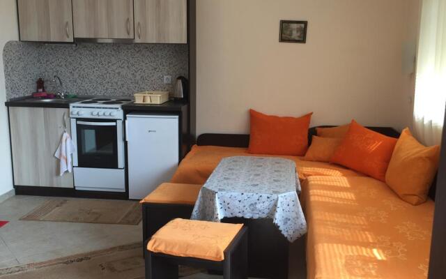 Отель Serbezovi Guest House Болгария, Поморие - отзывы, цены и фото номеров - забронировать отель Serbezovi Guest House онлайн комната для гостей